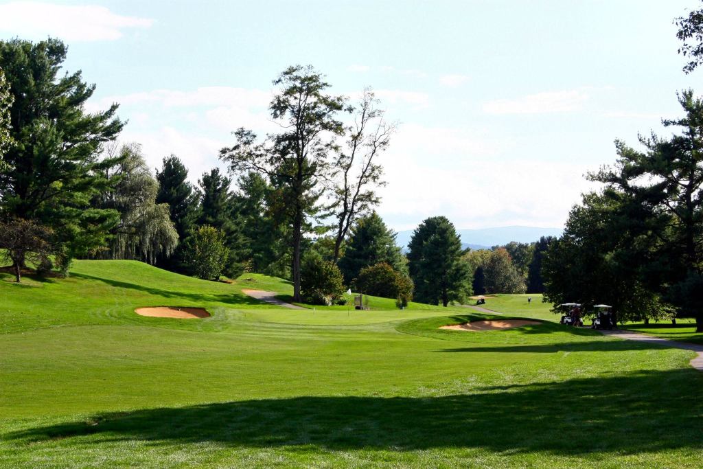 Green flanked by bunkers at either side